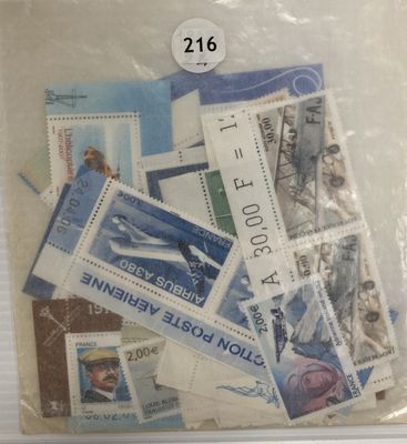 un paquet de timbres sur lequel figure l'image d'un avion