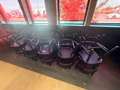 de nombreuses chaises alignées devant une grande fenêtre