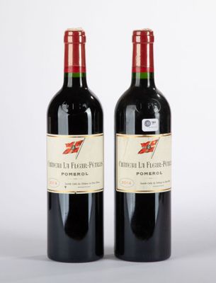 deux bouteilles de vin rouge posées l'une à côté de l'autre sur une table