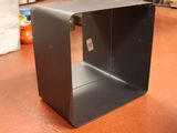 une boîte noire posée sur une table dans une pièce