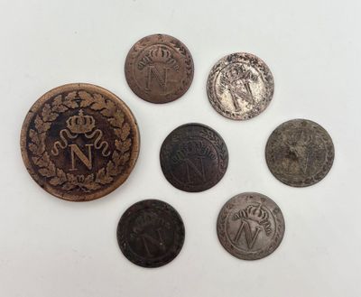 un tas de pièces de monnaie posées sur une table, l'une à côté de l'autre