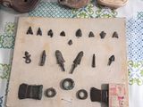 une planche en bois posée sur une table, sur laquelle sont disposés divers outils
