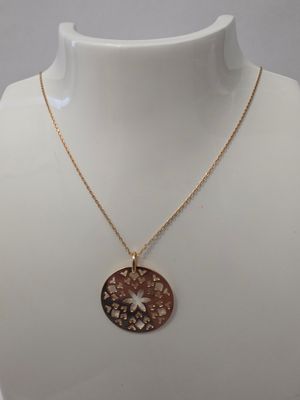 gros plan d'un collier sur un mannequin mannequin mannequin mannequin mannequin mannequin mannequin mannequin mannequin