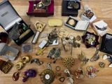 beaucoup de bijoux posés sur une table en bois
