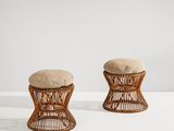 une paire de tabourets en rotin avec des coussins beiges