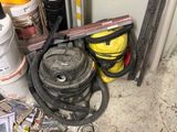 un tas d'objets divers éparpillés sur le sol d'un garage