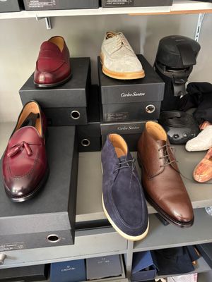 Plusieurs paires de chaussures pour homme sont exposées dans un magasin de chaussures.