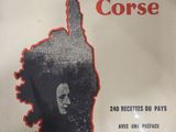 L'affiche de « La Cuisine corse » est accrochée au mur.