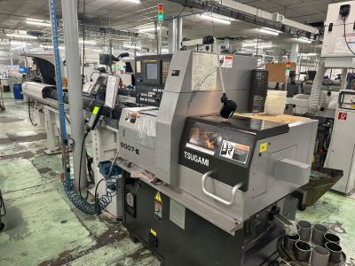 une machine installée à l'intérieur d'une usine