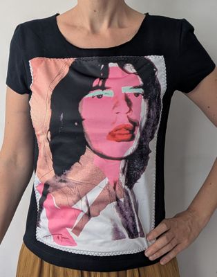 une femme qui porte un t-shirt sur lequel est imprimée la photo d'une femme