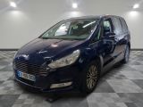 la camionnette bleue est garée sur le sol en damier d'un garage