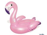un flamant rose gonflable, jouet de piscine flottant, sur fond blanc
