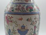 un vase posé sur une surface blanche