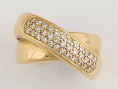 gros plan d'une bague en or avec des diamants sur fond blanc