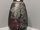 un vase marron orné de motifs bleus et blancs