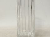 un vase en verre posé sur une table