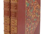 deux livres sont posés l'un sur l'autre sur une surface blanche