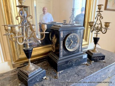 Pendulette de cheminée NIII avec ses deux candélabres