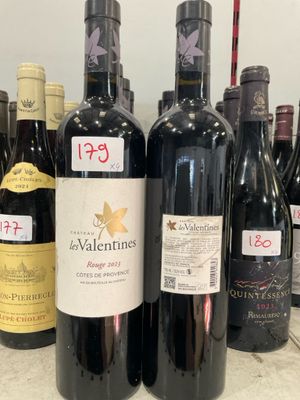 plusieurs bouteilles de vin sont alignées sur un comptoir