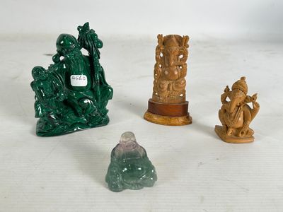 trois figurines posées sur une table, sur fond blanc