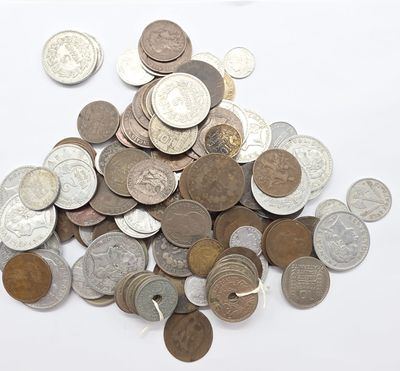 une pile de pièces de monnaie posée sur une surface blanche