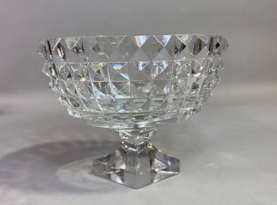 577. Coupe oblongue en cristal moulé de pointes de diamants,…