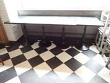 un sol à carreaux noirs et blancs dans une cuisine