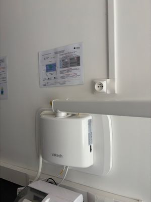 une photo d'une salle de bains avec des toilettes et un lavabo