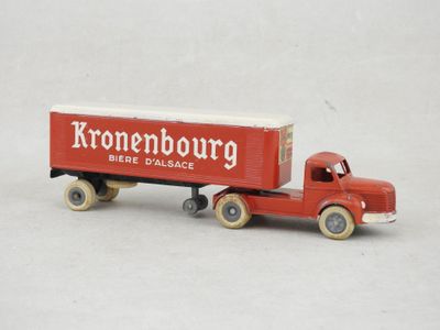 un camion jouet rouge avec une remorque blanche attelée