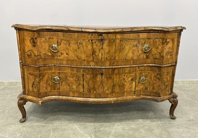Commode allemande galbée vers 1700 ouvrant par deux tiroirs …