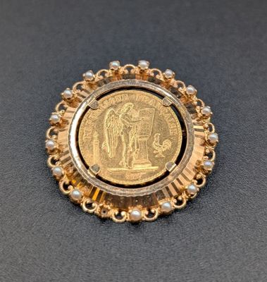 gros plan d'une pièce d'or sur une surface noire
