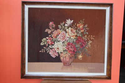 une image d'un tableau de fleurs dans un vase sur une table