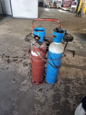 deux extincteurs placés l'un à côté de l'autre dans un garage