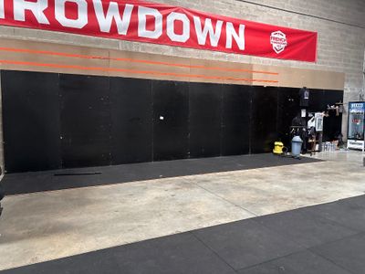 une enseigne rouge et blanche portant l'inscription « Row Down » sur le côté d'un immeuble