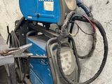 une machine bleue posée sur le sol