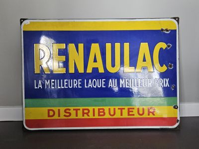 une vieille enseigne en tôle sur laquelle est inscrit « Renauac »