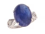 bague ovale en saphir bleu et diamant sur fond blanc