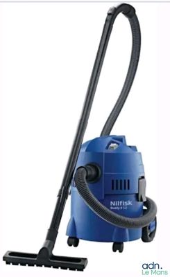 un gros plan d'un aspirateur bleu muni d'un tuyau noir