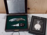 une boîte contenant une montre de poche et d'autres objets, posée sur une table