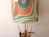 une lampe posée sur une table en bois