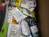 une boîte remplie d'objets assortis qui s'y trouvent