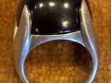 l'image d'une bague contenant une pierre noire