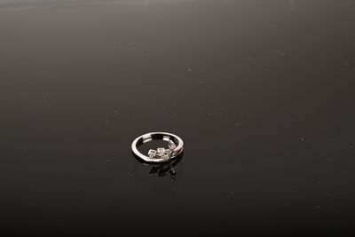 Bague or blanc 375/1000ème sertie de 3 pierres blanches - TD…