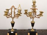 paire de candélabres anciens en laiton avec des socles en marbre noir