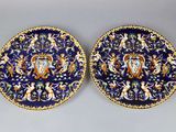 deux assiettes bleues et dorées ornées d'un motif représentant des lions