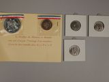 une photo représentant un ensemble de pièces de monnaie et une carte accrochée au mur