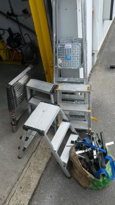un tas d'outils posé sur le trottoir à côté d'un immeuble