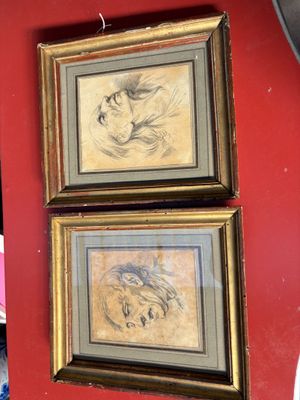 deux tableaux encadrés sur le mur d'une pièce