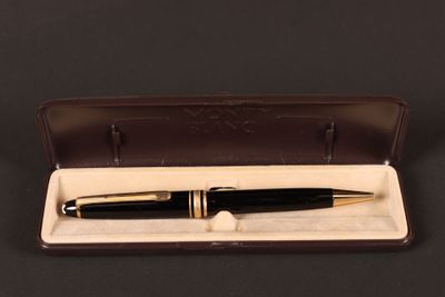 un gros plan d'un stylo dans une boîte posée sur une table