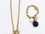 un ensemble composé d'un collier et d'un bracelet en chaîne d'or, ornés de perles noires et blanches